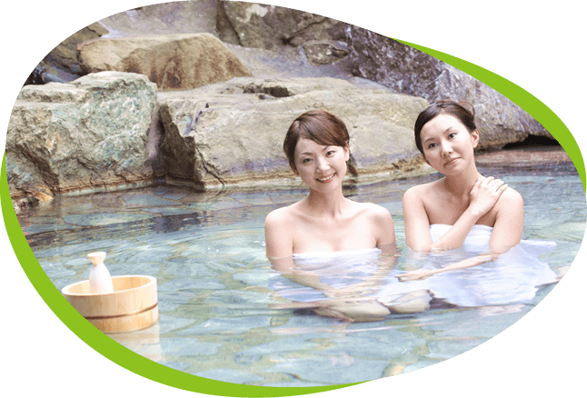 観光客が秋山郷の温泉を愉しむイメージ